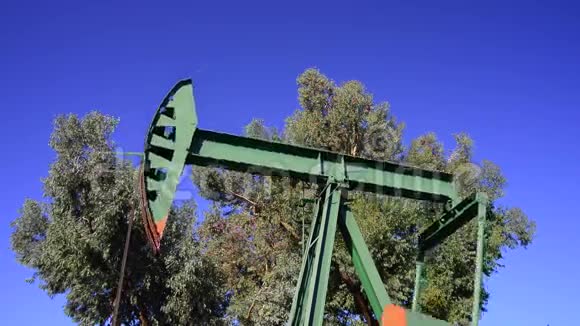 信号山的石油钻井平台视频的预览图