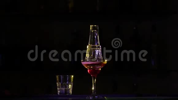 把酒精倒入火上的鸡尾酒杯视频的预览图