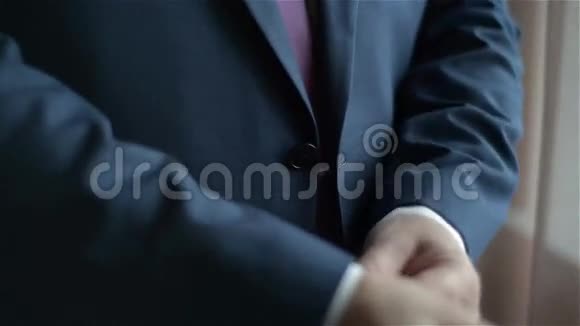 穿深蓝色西装的男人视频的预览图