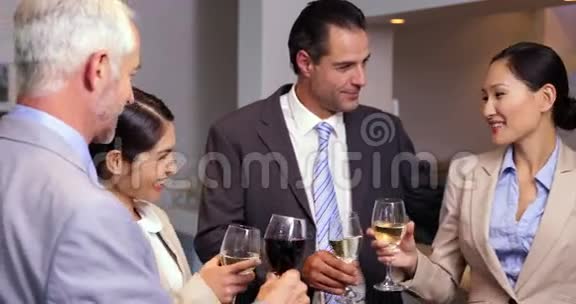 商务团队下班后放松喝葡萄酒视频的预览图