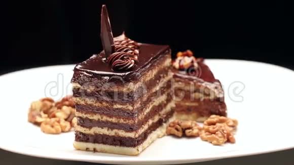 白色盘子里有巧克力奶油蛋糕视频的预览图