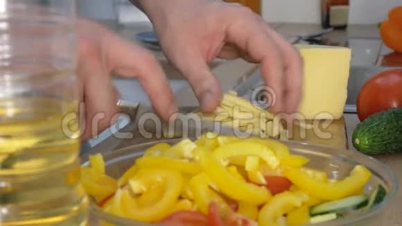 雄性手切胡椒的特写镜头做沙拉视频的预览图