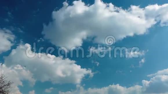 蓝色戏剧性的天空和云彩的时间流逝视频的预览图