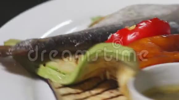 欧洲美食烤鱼视频的预览图