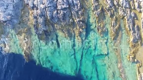 沉浸在晶莹清澈的大海中的危险达尔马提亚悬崖的空中景色视频的预览图