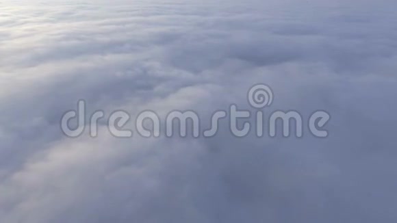 飞过天空中的云彩低淡的云彩视频的预览图