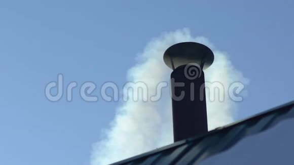 烟来自房子的烟囱屋顶上的管子视频的预览图