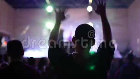 一群人在摇滚音乐会上聚会的录像视频的预览图