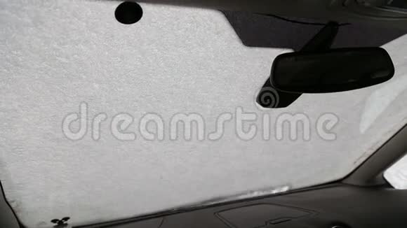 汽车雨刷把挡风玻璃上的雪擦干净视频的预览图