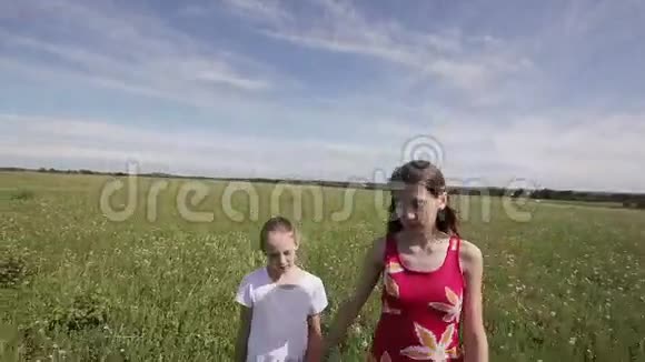 年轻女孩牵着手走路视频的预览图