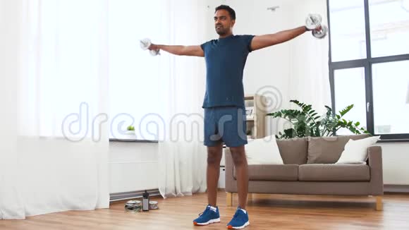 印度男人在家里用哑铃锻炼身体视频的预览图