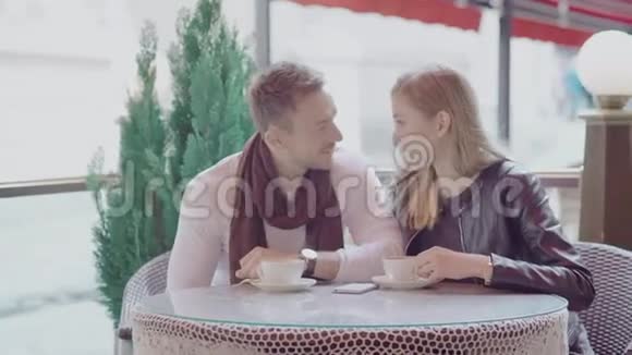 浪漫的情侣在街边咖啡馆喝咖啡视频的预览图