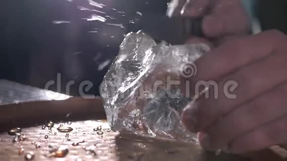 酒保用khife切大的理想冰块巴门冰的身影视频的预览图