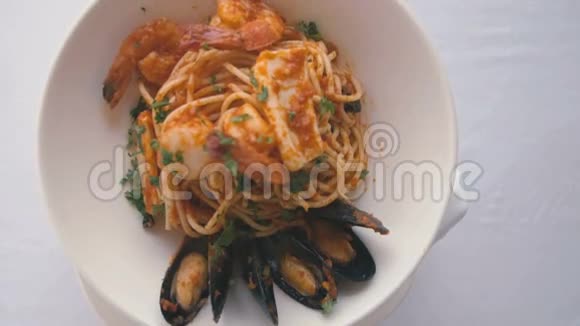 美味的意大利面和大虾和奶酪视频的预览图