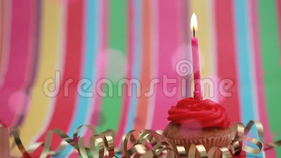 蛋糕与生日蜡烛围绕粉红色气泡效果视频的预览图