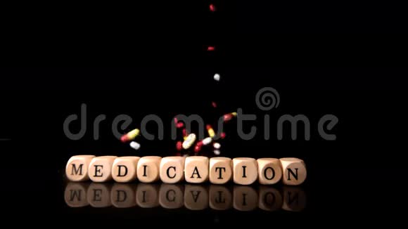 不同的药片掷骰子拼写药物视频的预览图