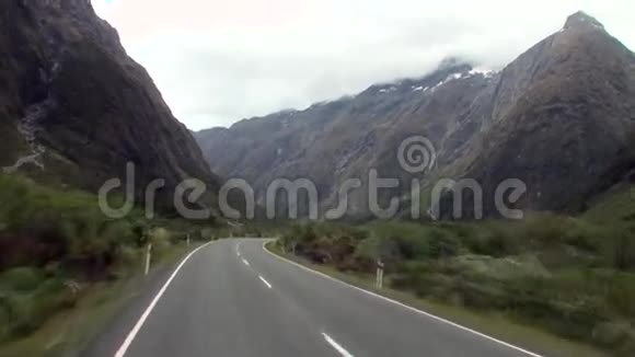 路在新西兰青山中旅行从车窗看到视频的预览图