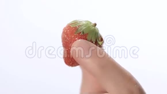 不错的女士吃草莓视频的预览图