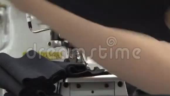 纺织服装厂工人CU工人将织物送入缝纫机视频的预览图