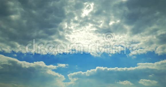 白云在天空中移动视频的预览图