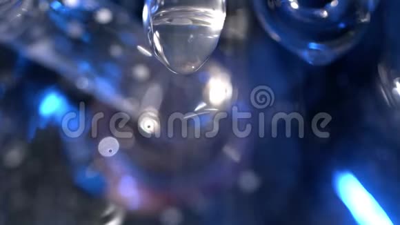 用一个悬滴特写融化的冰柱冰冻冰柱与水滴在宏观用水融化冰柱视频的预览图