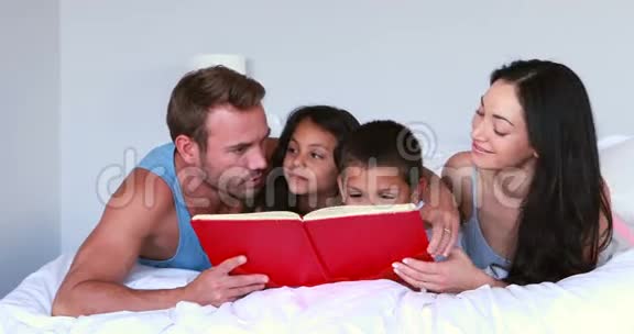 幸福的家庭阅读红色的书视频的预览图