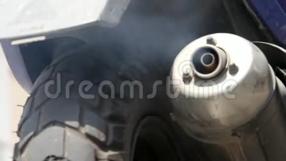 摩托车尾气和空气污染视频的预览图