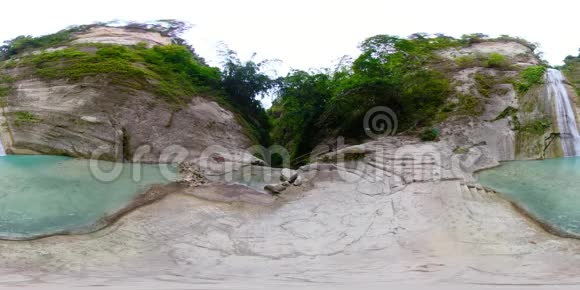 美丽的热带瀑布360VR菲律宾宿务视频的预览图