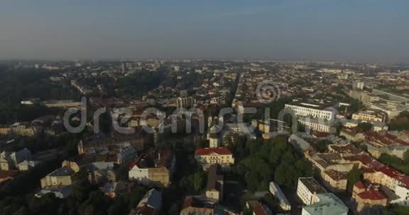 空中老城利沃夫乌克兰旧城的中心部分市政厅利沃夫多罗申卡街视频的预览图