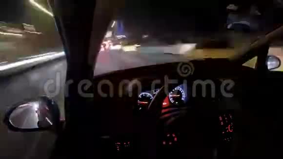 人在夜间开车视频的预览图