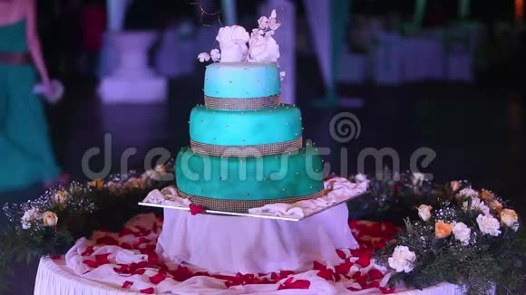 婚礼蛋糕站在桌子上视频的预览图