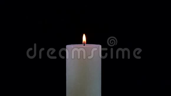 白色蜡烛熄灭在黑色背景上视频的预览图
