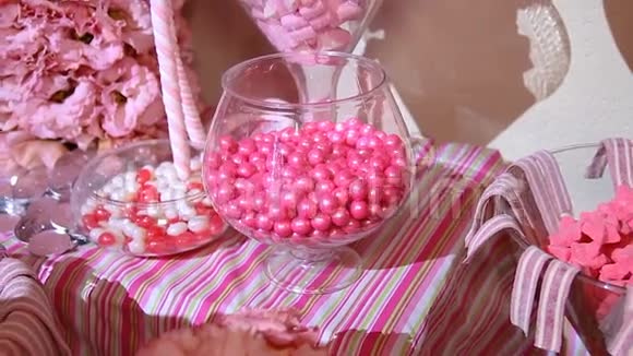 在孩子们的生日聚会上五颜六色香甜可口的糖果视频的预览图