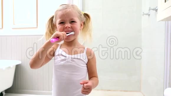 可爱的小女孩刷牙视频的预览图