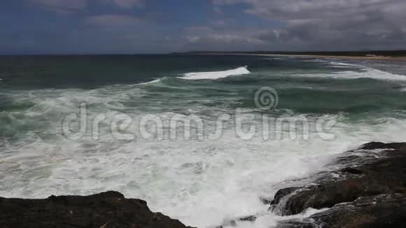 新南威尔士州北部一个邦维尔高地上的巨浪视频的预览图