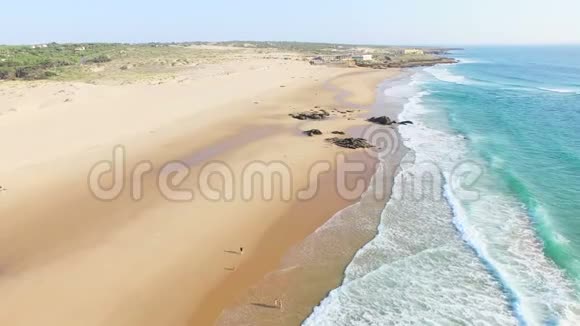 葡萄牙普拉亚达金乔海滩受风筝爱好者欢迎视频的预览图