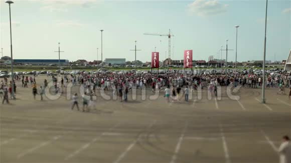 人群聚集到商场停车场中央视频的预览图
