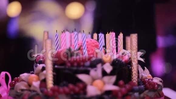 生日快乐蛋糕和无火蜡烛视频的预览图