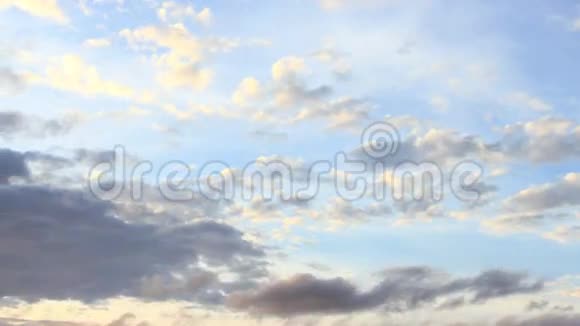 早晨天空中的云视频的预览图