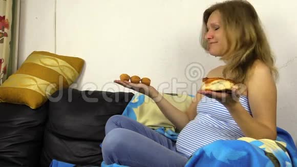 饥饿的孕妇决定吃什么面包或蛋糕视频的预览图