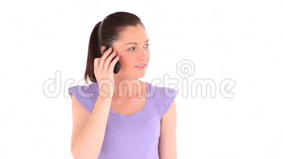 年轻女子在打电话时生气视频的预览图