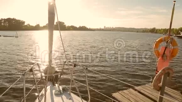码头的船帆船停泊视频的预览图