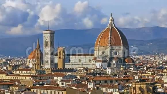 佛罗伦萨和大教堂圣玛丽亚德尔菲奥雷晚上佛罗伦萨意大利云时间流逝视频的预览图