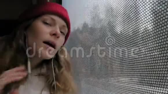年轻开朗的女人在一个悲伤的日子乘公共汽车旅行她看着窗外视频的预览图