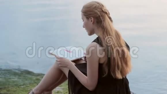 独自一个红发女孩在河边看书视频的预览图