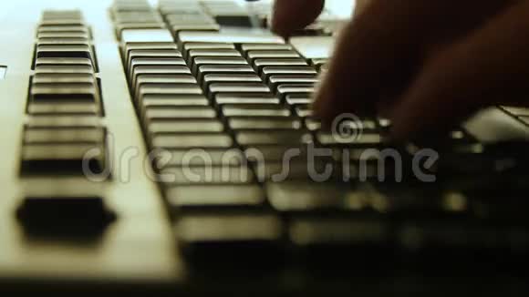 手指打字键盘晚上下班电脑关闭视频的预览图