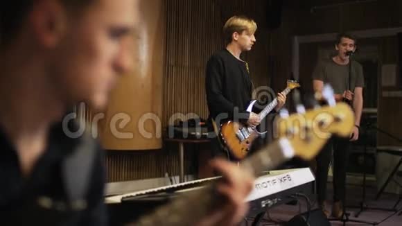 两个男人玩电动吉他和声乐演唱视频的预览图