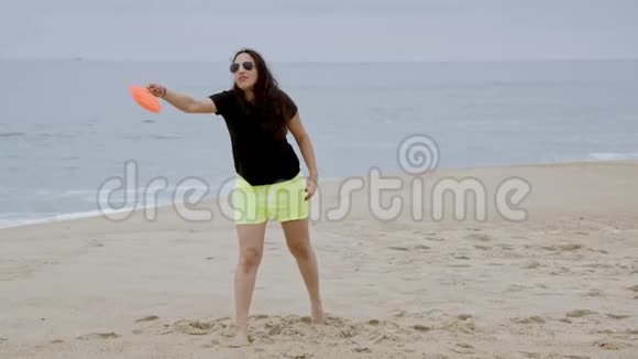 在海滩上悠闲放松的一天美丽的女孩在暑假视频的预览图