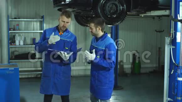 两名汽车机械师诊断汽车视频的预览图