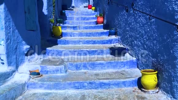 在摩洛哥的Chefchaouen镇的蓝色地中海街道上的楼梯视频的预览图